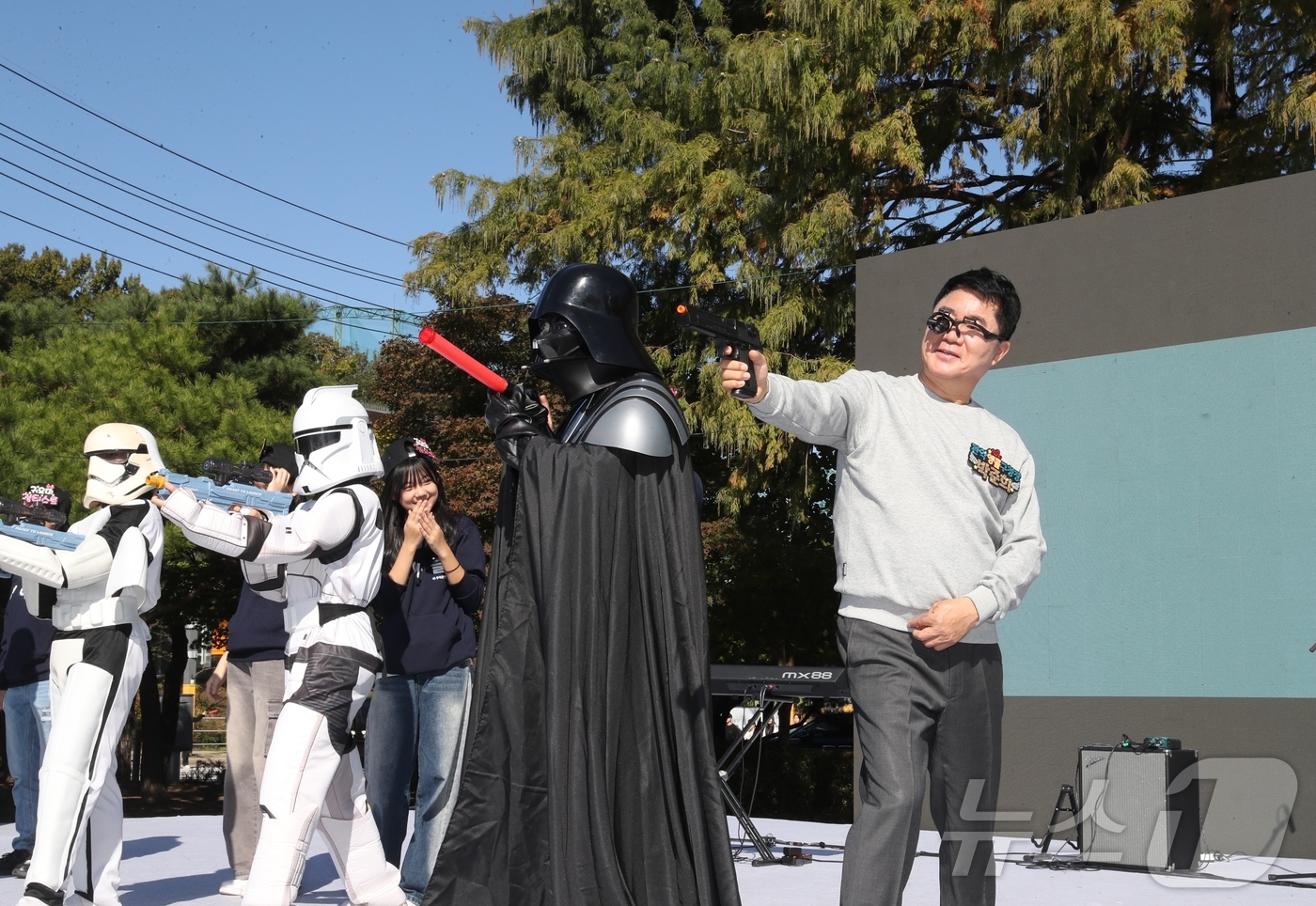 (서울=뉴스1) = 박준희 관악구청장이 26일 서울 관악구 낙성대공원 일대에서 진행된 ‘제3회 관악 청소년 축제, 청아즐:무대업고 튀어! with 타이탄’ 행사에서 파리올림픽 사격 …