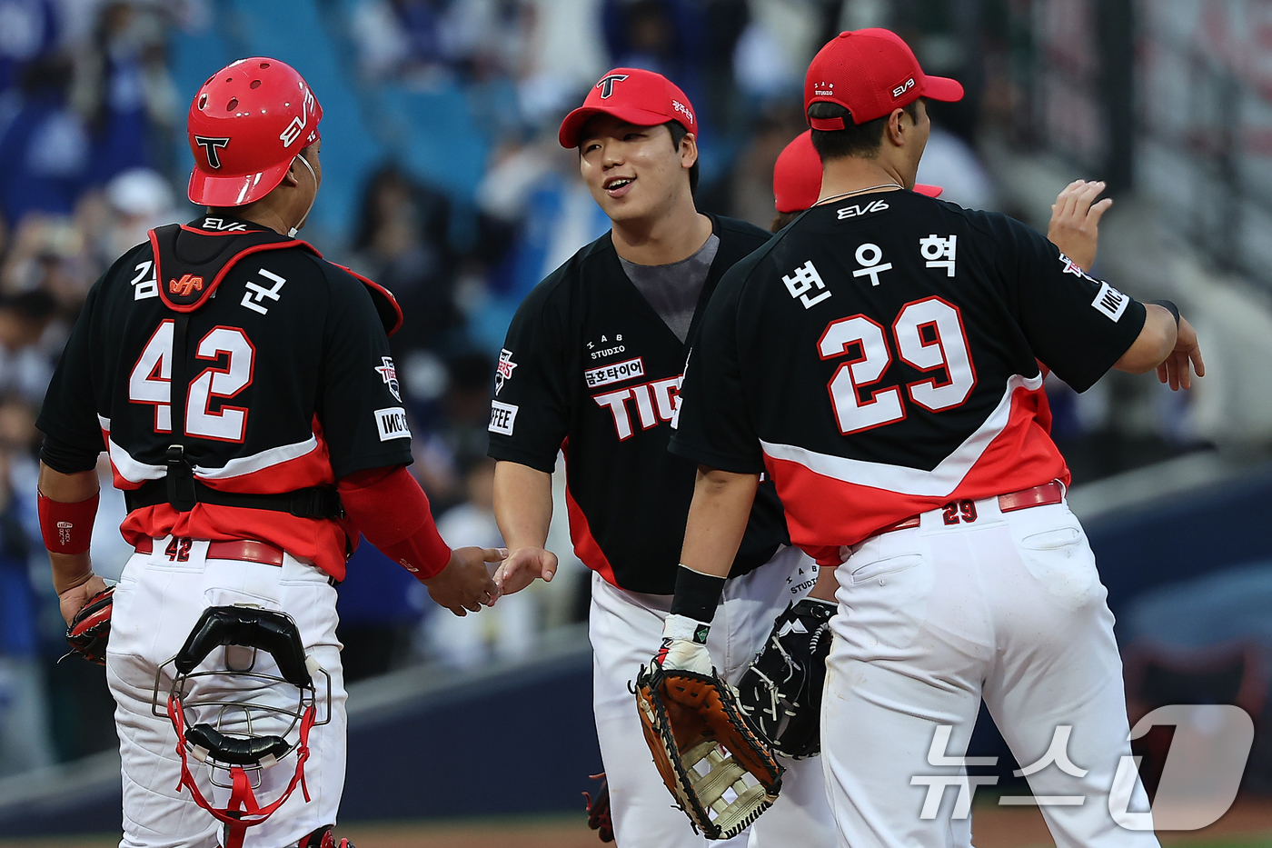 (대구=뉴스1) 김진환 기자 = 26일 오후 대구 삼성라이온즈파크에서 열린 프로야구 '2024 신한 SOL 뱅크 KBO 포스트시즌' 한국시리즈 4차전 KIA 타이거즈와 삼성 라이온 …