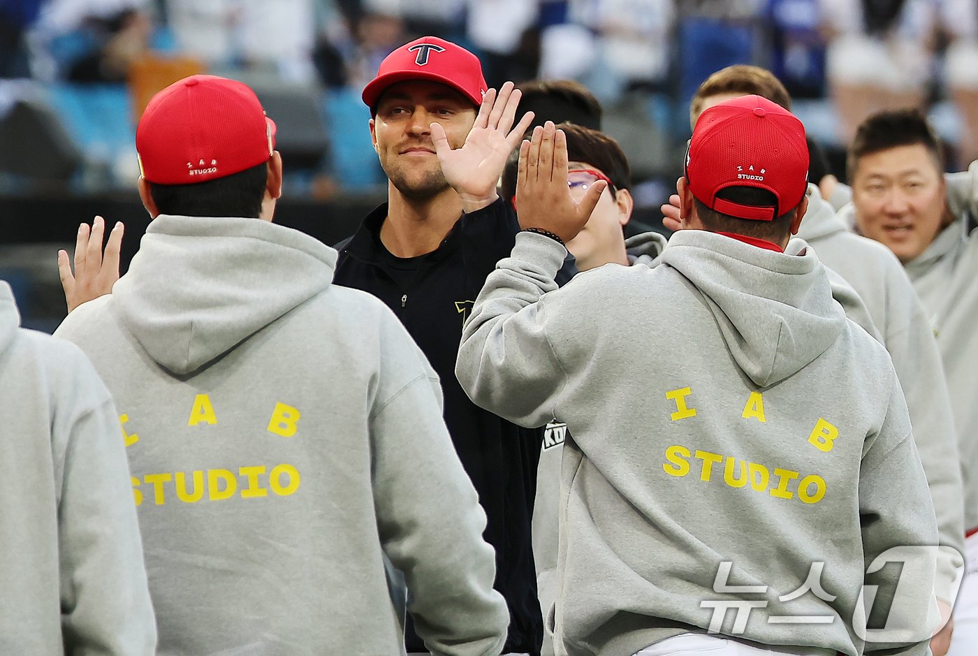 본문 이미지 - 이범호 KIA 타이거즈 감독&#40;오른쪽&#41;이 제임스 네일과 하이파이브하고 있다. 뉴스1 DB ⓒ News1 김진환 기자