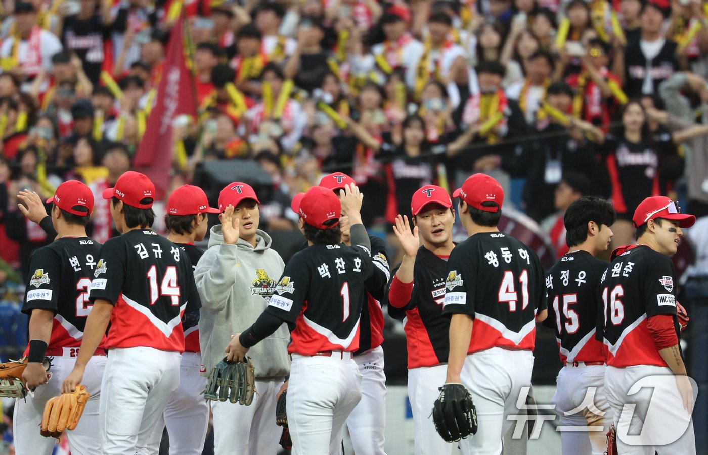 26일 오후 대구 삼성라이온즈파크에서 열린 프로야구 &#39;2024 신한 SOL 뱅크 KBO 포스트시즌&#39; 한국시리즈 4차전 KIA 타이거즈와 삼성 라이온즈의 경기에서 9대 2로 승리하며 시리즈 전적 3대 1을 만든 KIA 선수들이 기쁨을 나누고 있다. 2024.10.26/뉴스1 ⓒ News1 장수영 기자