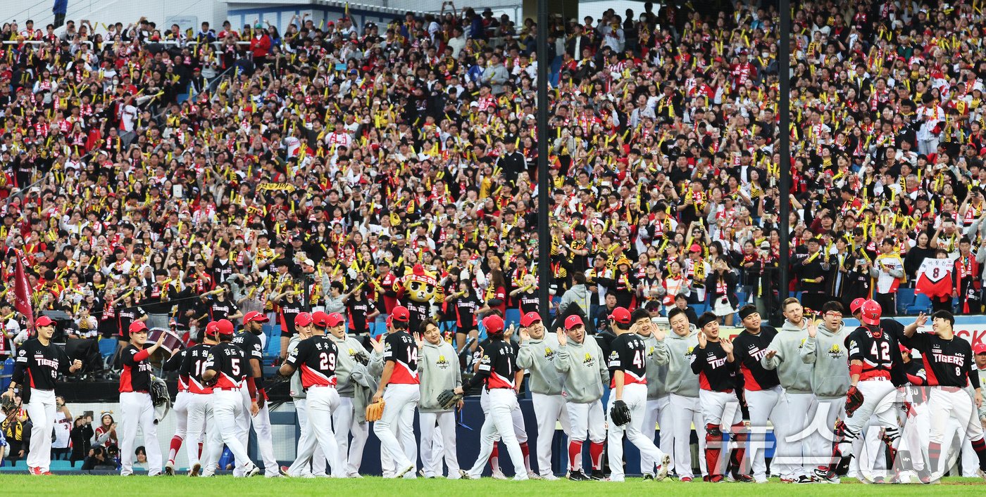 26일 오후 대구 삼성라이온즈파크에서 열린 프로야구 &#39;2024 신한 SOL 뱅크 KBO 포스트시즌&#39; 한국시리즈 4차전 KIA 타이거즈와 삼성 라이온즈의 경기에서 9대 2로 승리하며 시리즈 전적 3대 1을 만든 KIA 선수들이 기쁨을 나누고 있다. 2024.10.26/뉴스1 ⓒ News1 장수영 기자