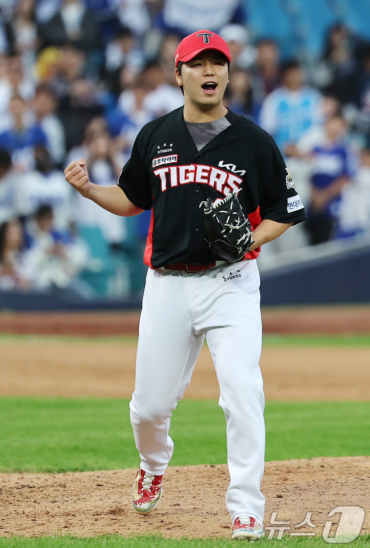 본문 이미지 - 26일 오후 대구 삼성라이온즈파크에서 열린 프로야구 '2024 신한 SOL 뱅크 KBO 포스트시즌' 한국시리즈 4차전 KIA 타이거즈와 삼성 라이온즈의 경기, KIA 황동하가 9회말 2사 삼성 김영웅을 삼진으로 잡은 뒤 환호하고 있다. 2024.10.26 ⓒ 뉴스1 김진환 기자