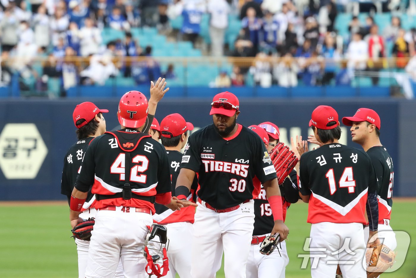 26일 오후 대구 삼성라이온즈파크에서 열린 프로야구 &#39;2024 신한 SOL 뱅크 KBO 포스트시즌&#39; 한국시리즈 4차전 KIA 타이거즈와 삼성 라이온즈의 경기, 9대 2 승리를 거둔 KIA 선수들이 기쁨을 나누고 있다. 2024.10.26/뉴스1 ⓒ News1 공정식 기자