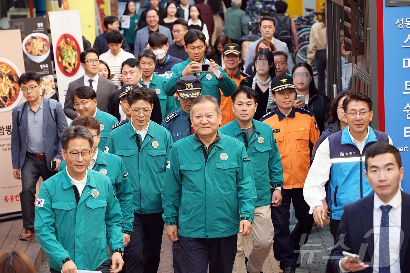 본문 이미지 - 이상민 행정안전부 장관이 26일 오후 핼러윈데이를 앞두고 서울 성동구 성수동 카페거리를 방문해 인파 안전관리대책 상황 등을 점검하고 있다. (행정안전부 제공) 2024.10.26/뉴스1