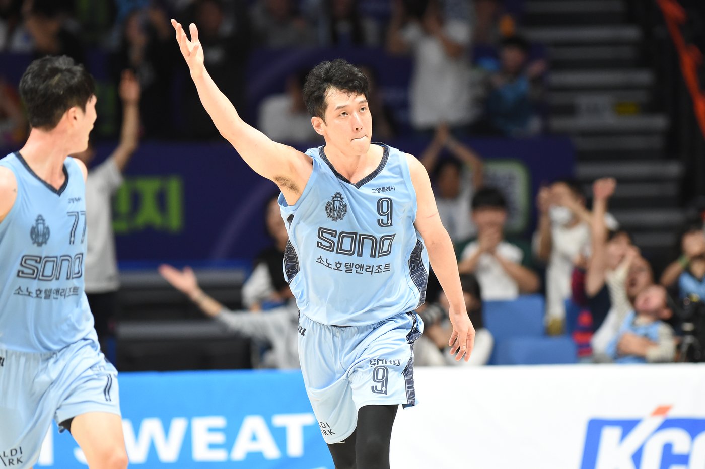 본문 이미지 - 고양 소노의 정희재가 26일 열린 2024-25 프로농구 정규리그 창원 LG와 경기에서 세리머니를 펼치고 있다. (KBL 제공)