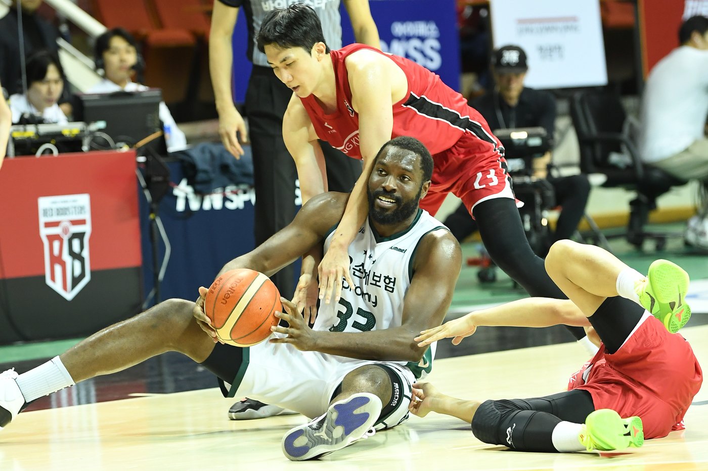 본문 이미지 - 안양 정관장은 26일 열린 2024-25 프로농구 정규리그 홈 경기에서 원주 DB를 꺾고 시즌 첫 승을 기록했다. (KBL 제공)