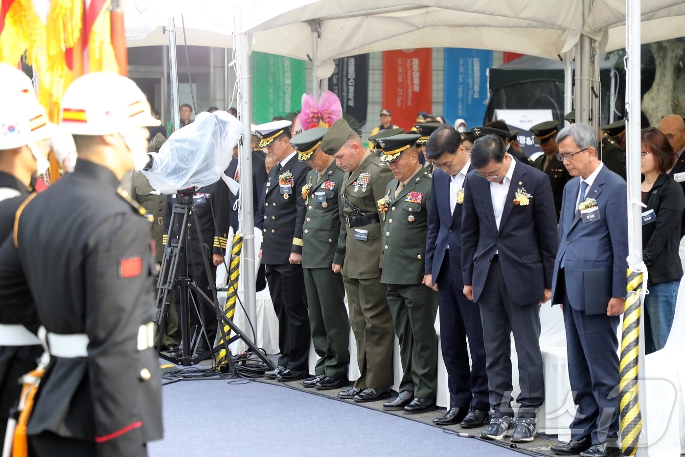본문 이미지 - 26일 제주시 애월읍 렛츠런파크 제주에서 열린 '제19회 제주마 축제'에서 6·25 한국전쟁 영웅 제주마 ‘레클리스(Reckless)’ 동상 제막식이 진행되고 있다.2024.10.26/뉴스1 ⓒ News1 홍수영 기자