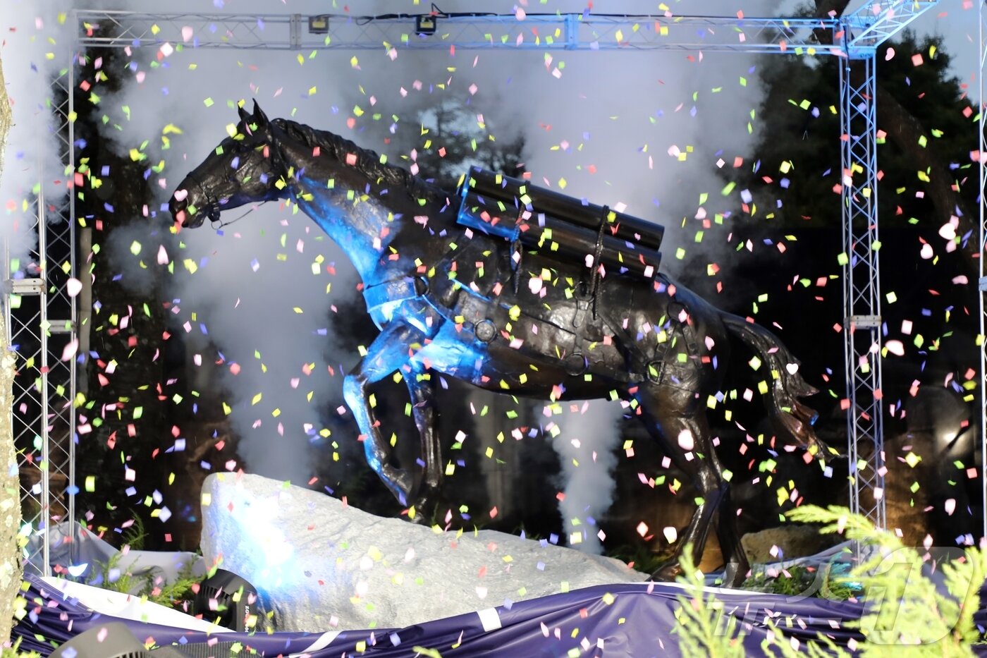 본문 이미지 - 26일 제주시 애월읍 렛츠런파크 제주에서 열린 '제19회 제주마 축제'에서 6·25 한국전쟁 영웅 제주마 ‘레클리스(Reckless)’ 동상이 공개되고 있다.2024.10.26/뉴스1 ⓒ News1 홍수영 기자