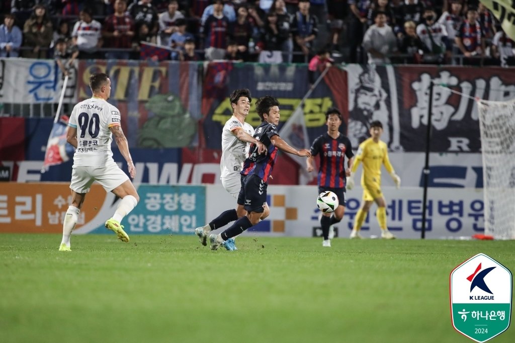 FC서울 기성용&#40;왼쪽에서 두 번째&#41;이 4개월 만에 그라운드로 복귀했다. &#40;한국프로축구연맹 제공&#41;