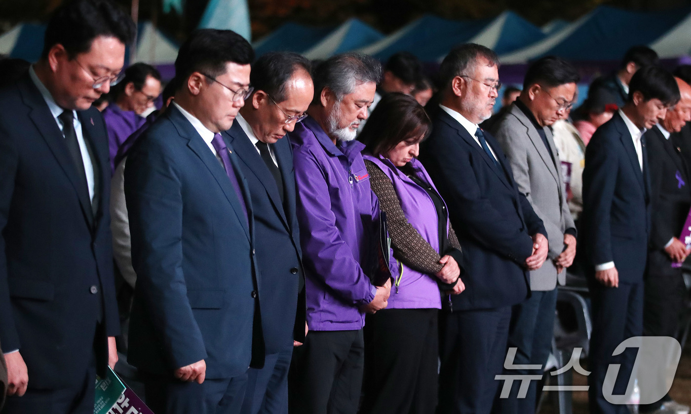 (서울=뉴스1) 임세영 기자 = 이정민 이태원참사 유가족협의회 운영위원장, 추경호 국민의힘 원내대표, 박찬대 더불어민주당 원내대표 및 참석자들이 26일 오후 서울 중구 서울시청 앞 …