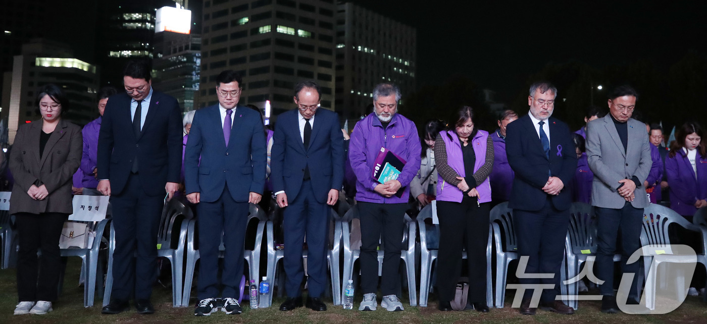 (서울=뉴스1) 임세영 기자 = 이정민 이태원참사 유가족협의회 운영위원장, 추경호 국민의힘 원내대표, 박찬대 더불어민주당 원내대표 및 참석자들이 26일 오후 서울 중구 서울시청 앞 …