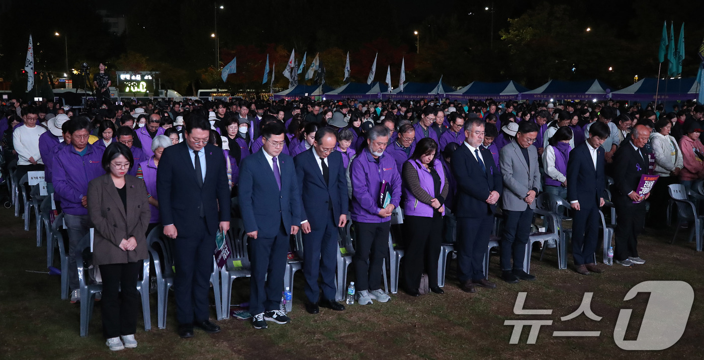 (서울=뉴스1) 임세영 기자 = 이정민 이태원참사 유가족협의회 운영위원장, 추경호 국민의힘 원내대표, 박찬대 더불어민주당 원내대표 및 참석자들이 26일 오후 서울 중구 서울시청 앞 …