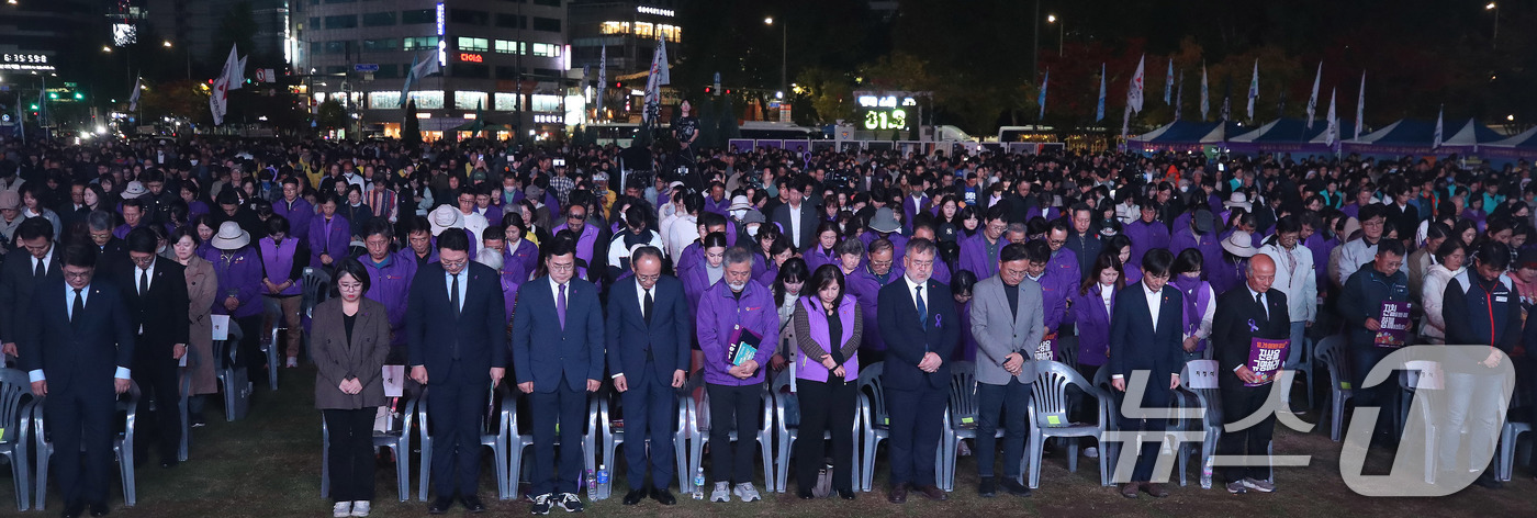 (서울=뉴스1) 임세영 기자 = 이정민 이태원참사 유가족협의회 운영위원장, 추경호 국민의힘 원내대표, 박찬대 더불어민주당 원내대표 및 참석자들이 26일 오후 서울 중구 서울시청 앞 …