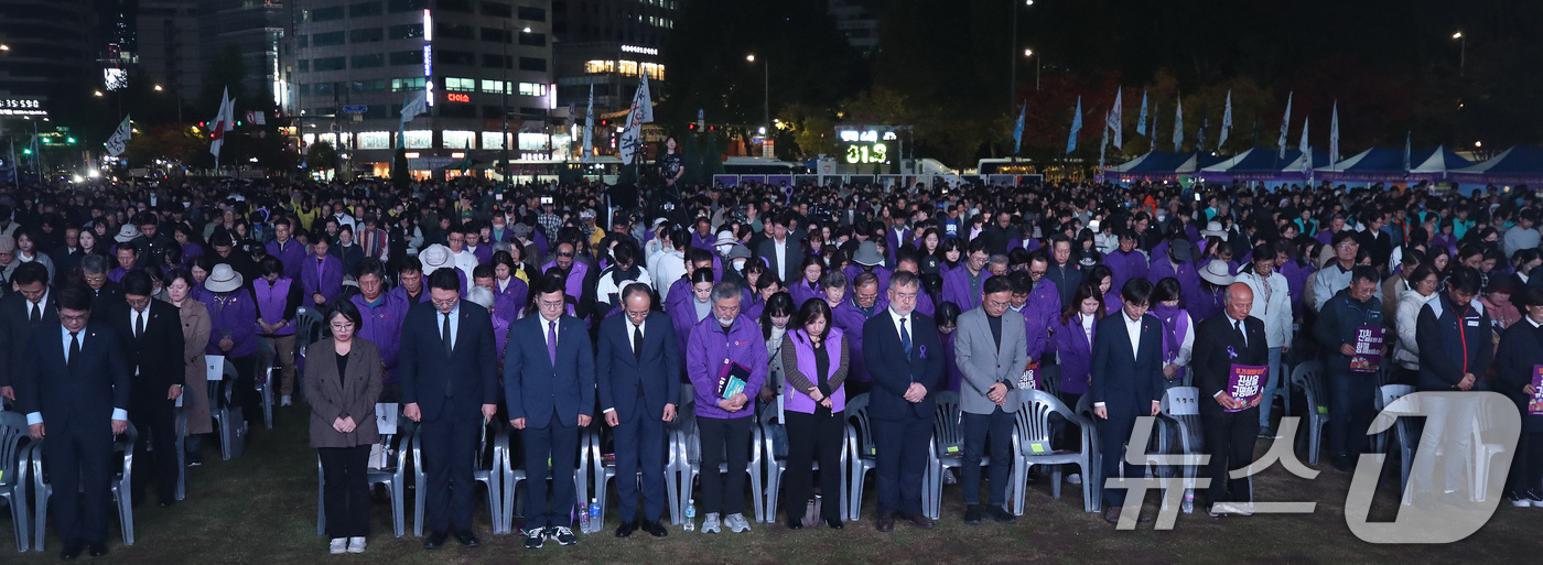 (서울=뉴스1) 임세영 기자 = 이정민 이태원참사 유가족협의회 운영위원장, 추경호 국민의힘 원내대표, 박찬대 더불어민주당 원내대표 및 참석자들이 26일 오후 서울 중구 서울시청 앞 …