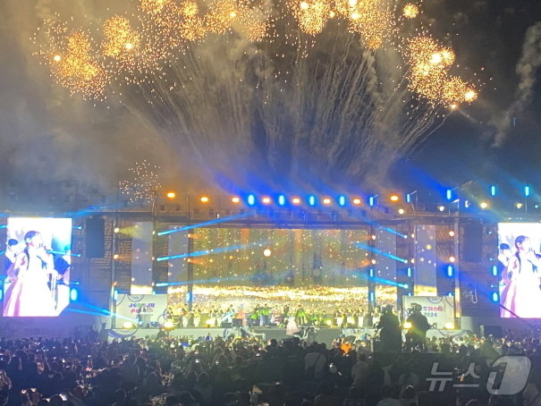 본문 이미지 - 26일 전주종합경기장에서 '전주페스타 2024' 클로징 축제가 개최됐다.(전주시 제공)/뉴스1