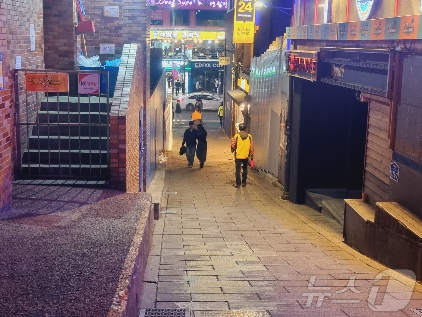 본문 이미지 - 10·29 이태원참사가 발생한 해밀톤호텔 옆 골목길 상황. 지나다니는 사람이 거의 없을 정도로 한적하다. / 뉴스1 박혜연 기자  