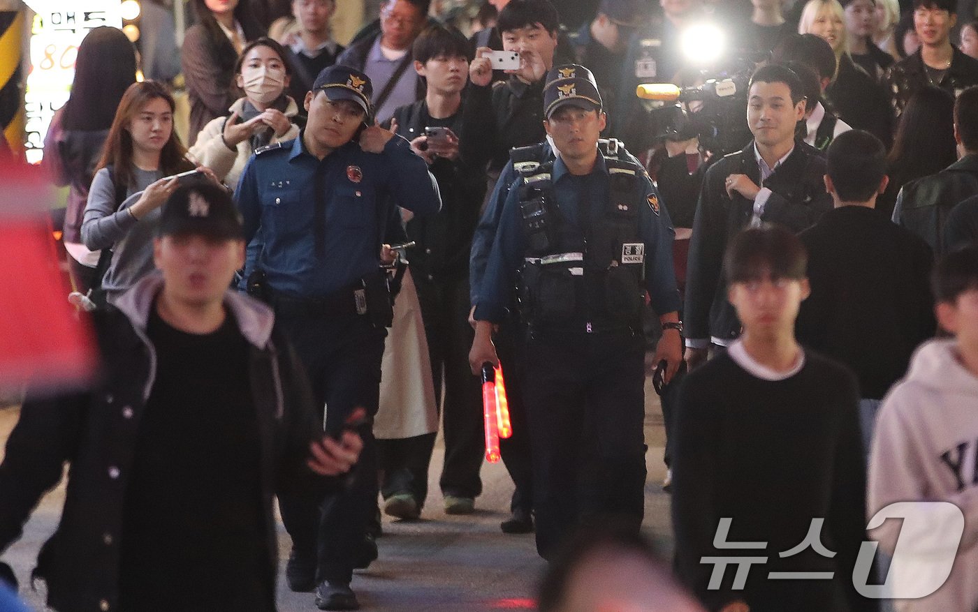 본문 이미지 - 핼러윈 데이를 앞둔 26일 오후 서울 마포구 홍대 거리에서 경찰이 인파 사고를 대비한 근무를 서고 있다.  2024.10.26/뉴스1 ⓒ News1 임세영 기자