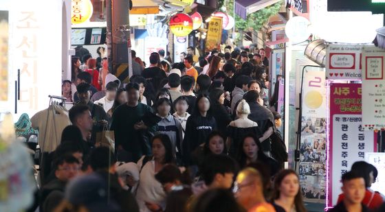 '핼러윈데이 앞두고 인파로 북적이는 홍대거리'