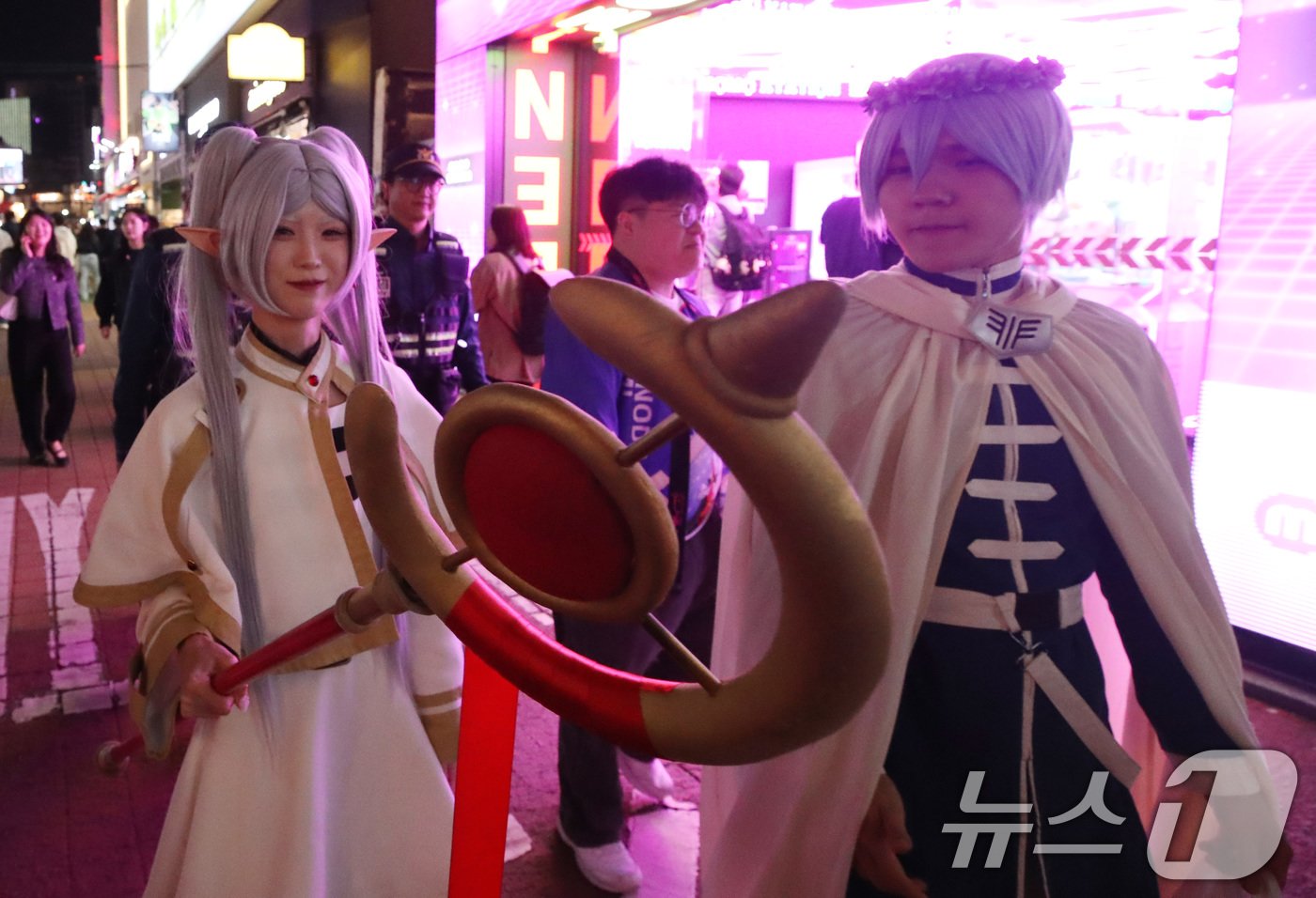 본문 이미지 - 핼러윈 데이를 앞둔 26일 오후 서울 마포구 홍대 거리에서 코스프레를 한 시민들이 거리를 걷고 있다. 2024.10.26/뉴스1 ⓒ News1 임세영 기자