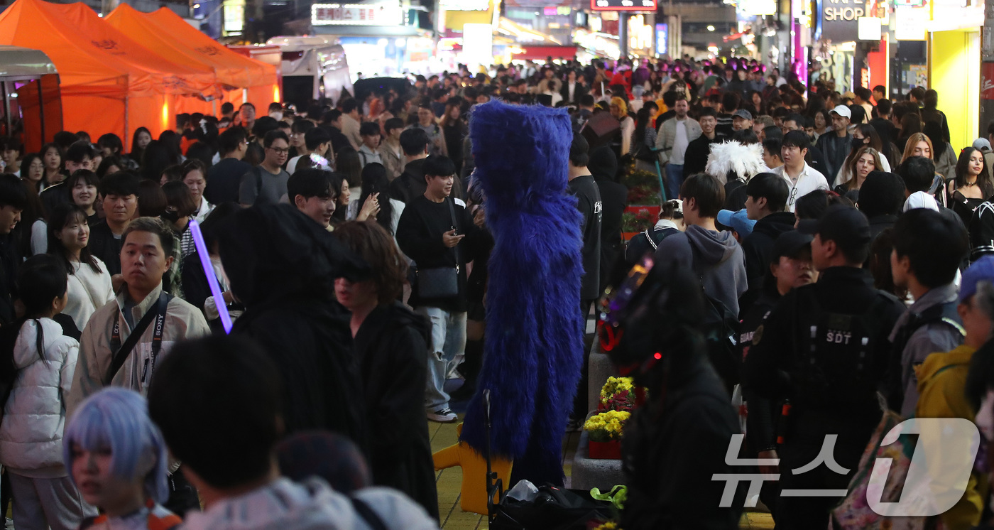 (서울=뉴스1) 임세영 기자 = 핼러윈 데이를 앞둔 26일 오후 서울 마포구 홍대 거리가 인파로 북적이고 있다. 정부는 이달 25일부터 다음 달 1일까지 8일간을 핼러윈 대비 특별 …