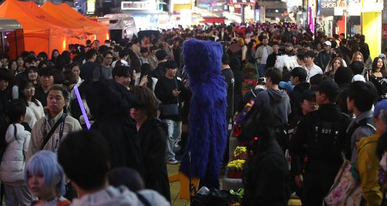 '핼러윈데이 앞두고 인파로 붐비는 홍대거리'