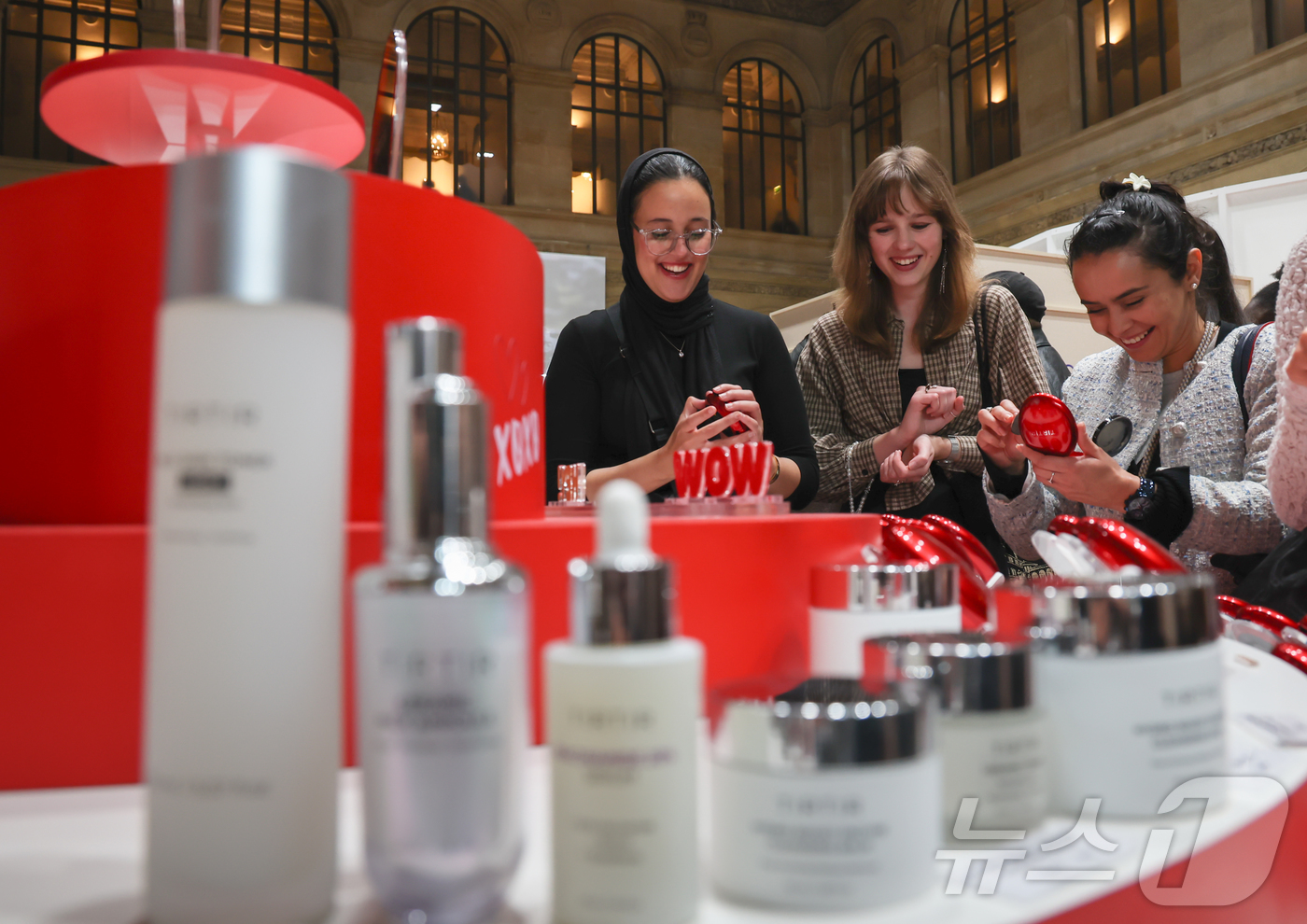 (파리=뉴스1) 이준성 기자 = 26일(한국시간) ‘프랑스 K-박람회’가 열리고 있는 프랑스 파리 브롱냐르 궁 뷰티 브랜드존에서 방문객들이 티르티르, 조선미녀, 아이소이 등 K-뷰 …