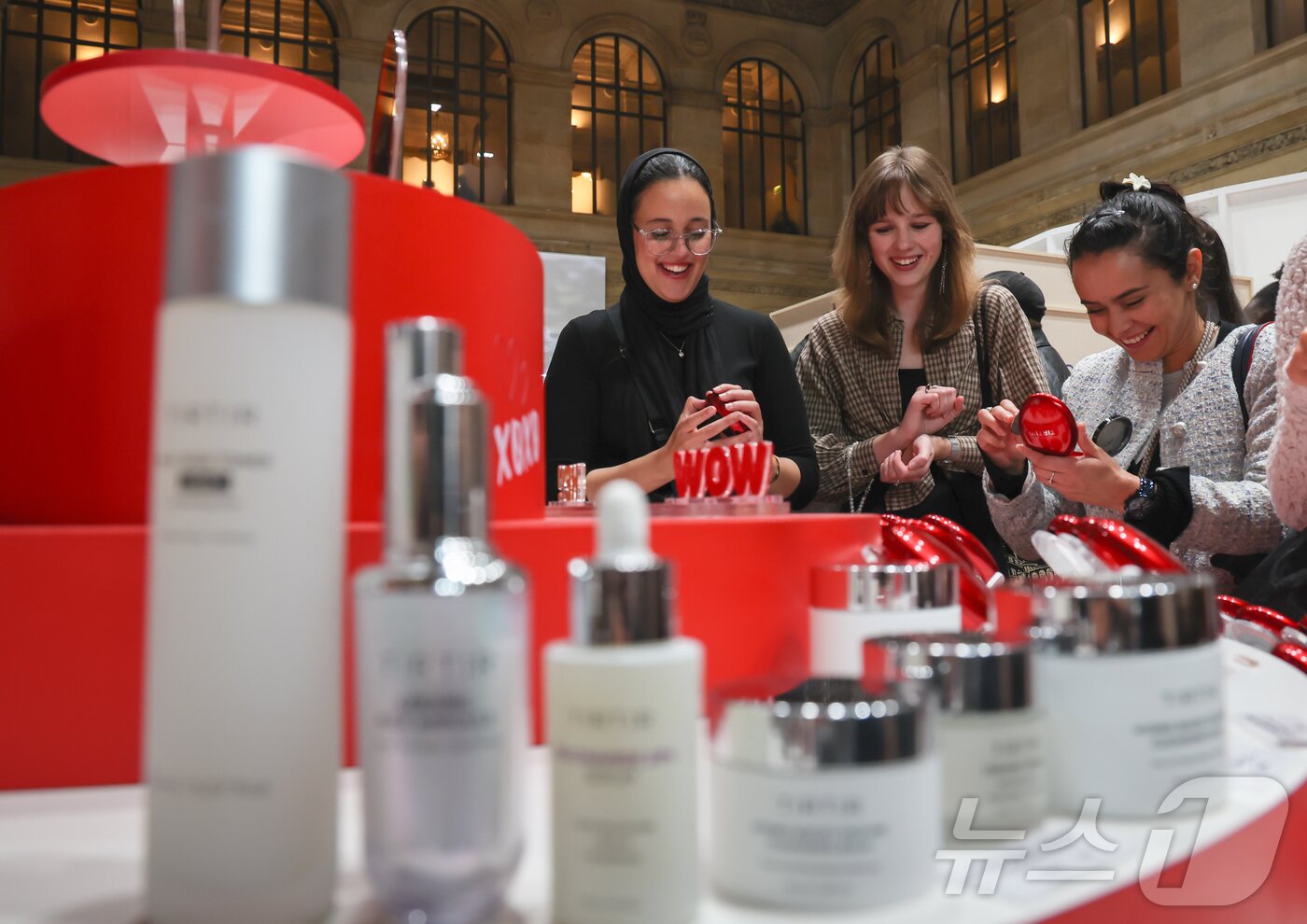 본문 이미지 - 26일&#40;한국시간&#41; ‘프랑스 K-박람회’가 열리고 있는 프랑스 파리 브롱냐르 궁 뷰티 브랜드존에서 방문객들이 티르티르, 조선미녀, 아이소이 등 K-뷰티 상품들을 살펴보고 있다. ⓒ News1 이준성 기자