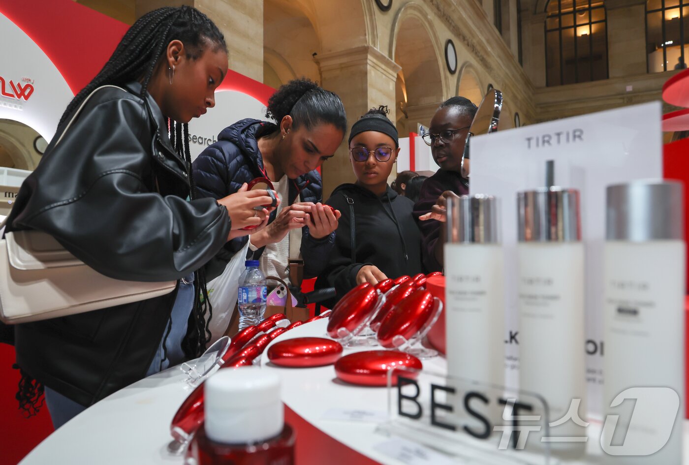 본문 이미지 - 지난해 10월, 프랑스 파리 브롱냐르 궁에서 열린  ‘프랑스 K-박람회’ 방문객들이 구다이글로벌의 티르티르, 조선미녀 등 K-뷰티 상품을 살펴보고 있다. 2024.10.26/뉴스1 ⓒ News1 이준성 기자
