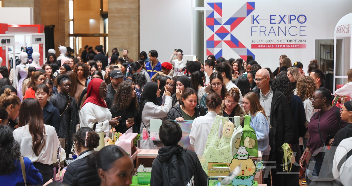 본문 이미지 - 프랑스 파리 브롱냐르 궁에서 지난해 10월 개최된 ‘프랑스 K-박람회’ 전시장이 방문객들로 북적이고 있다. /뉴스1 ⓒ News1 이준성 기자