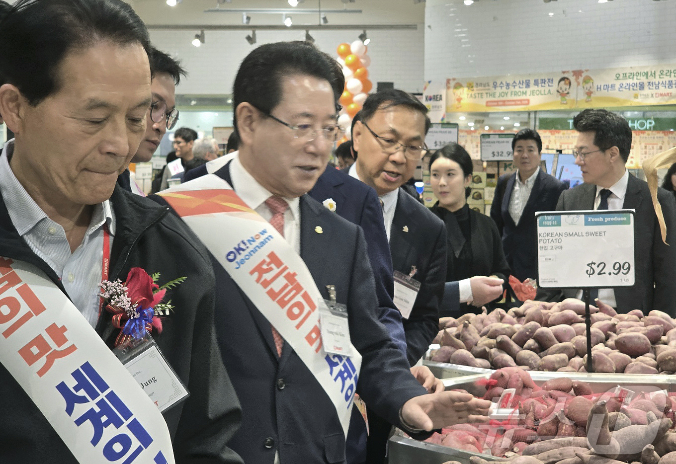 (무안=뉴스1) 전원 기자 = 미국을 방문 중인 김영록 전라남도지사가 26일(현지시간) H-마트 리지필드점에서 열린 ‘H-마트 온라인몰 전남식품관 개설 및 판촉행사’에 참석, 시설 …