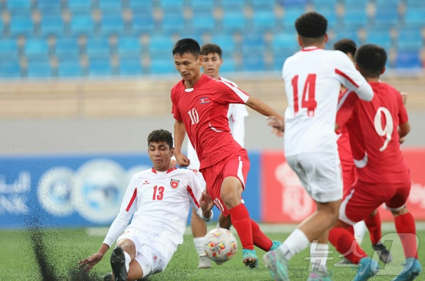 (평양 노동신문=뉴스1) = 북한 노동당 기관지 노동신문은 27일 "우리 남자축구팀이 2025년 아시아축구연맹 17살 미만 아시아컵경기대회 참가자격을 획득하였다"라고 밝혔다. [국 …