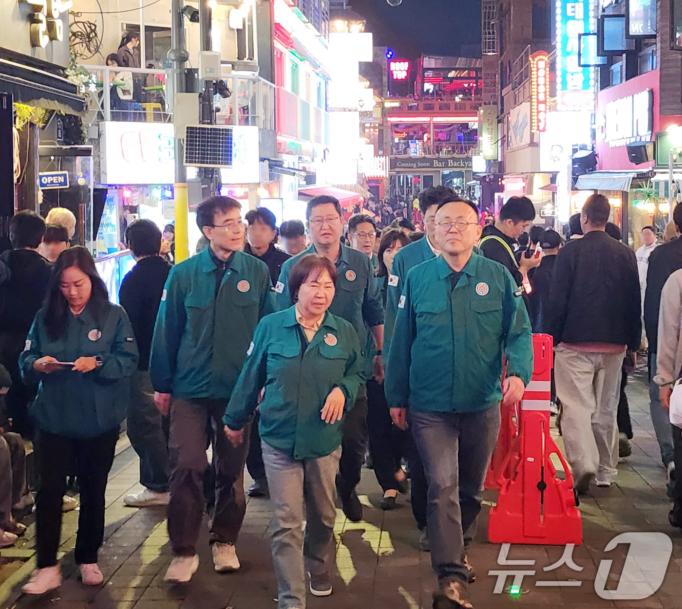 (서울=뉴스1) 송원영 기자 = 이한경 행정안전부 재난안전관리본부장이 27일 오전 서울 용산구 이태원역 일대에서 핼러윈데이를 앞두고 인파밀집 관련 준비상황 및 안전관리 현장을 점검 …