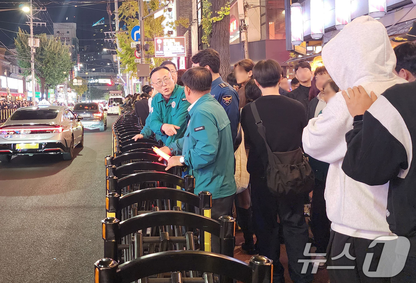 (서울=뉴스1) 송원영 기자 = 이한경 행정안전부 재난안전관리본부장이 지난 26일 저녁 서울 마포구 홍대거리에서 핼러윈데이를 앞두고 인파밀집 우려지역에 대한 안전점검을 하고 있다. …