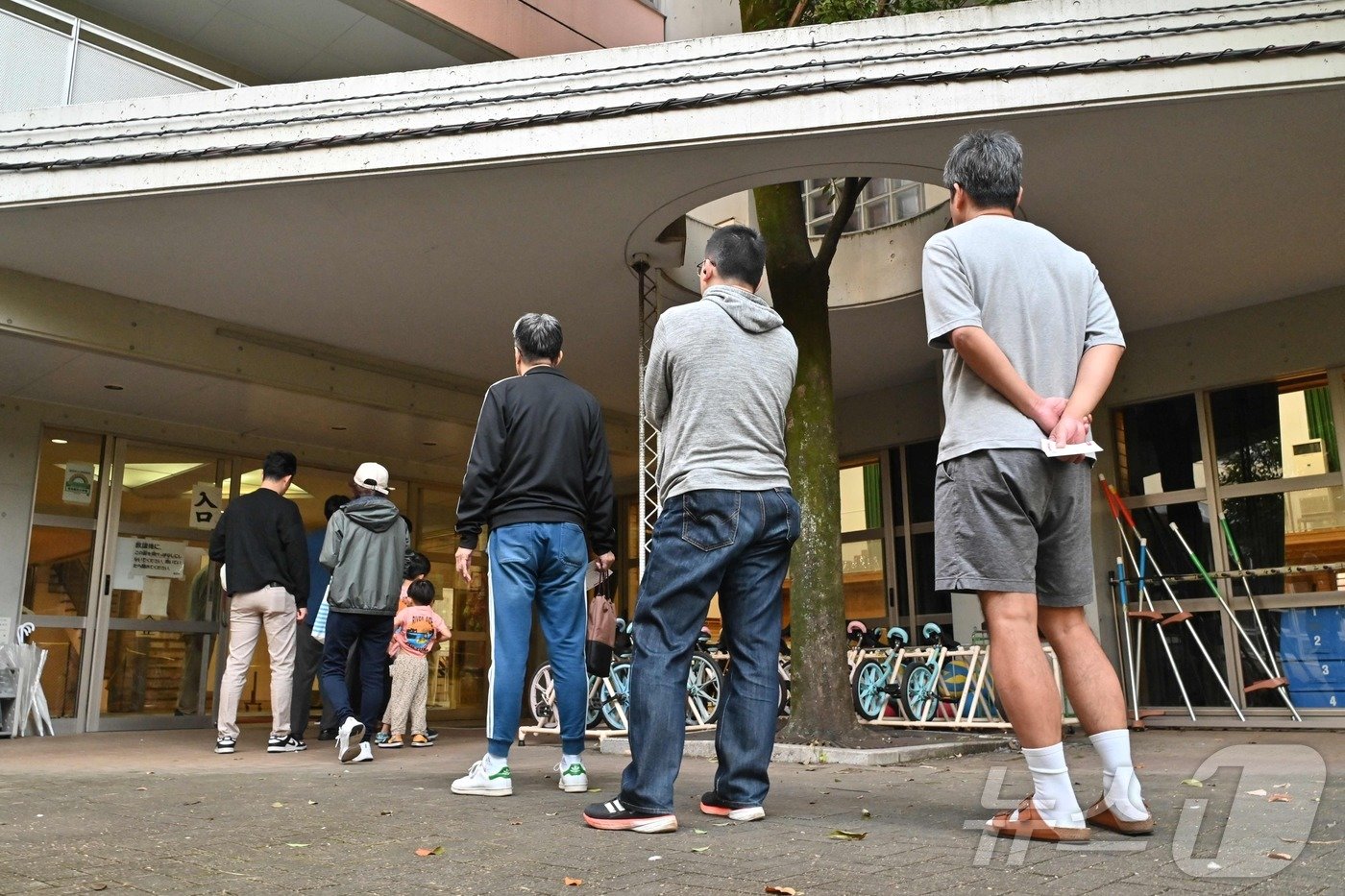 본문 이미지 - 27일 일본 도쿄의 한 투표소 앞에 입장 순서를 기다리는 유권자들이 줄지어 서 있다. 2024.10.27/ ⓒ AFP=뉴스1 ⓒ News1 권진영 기자