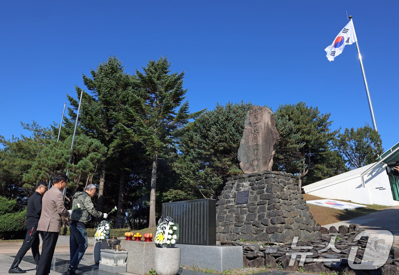 본문 이미지 - 유인촌 문화체육관광부 장관이 지난 26일 강원 철원군 백마고지 전적비에 헌화하고 있다. 이날 유 장관은 강원 철원군과 경기 연천군의 접경지역 전적지 자전거 코스를 현장점검 했다. (문화체육관광부 제공) 2024.10.27/뉴스1 ⓒ News1 송원영 기자