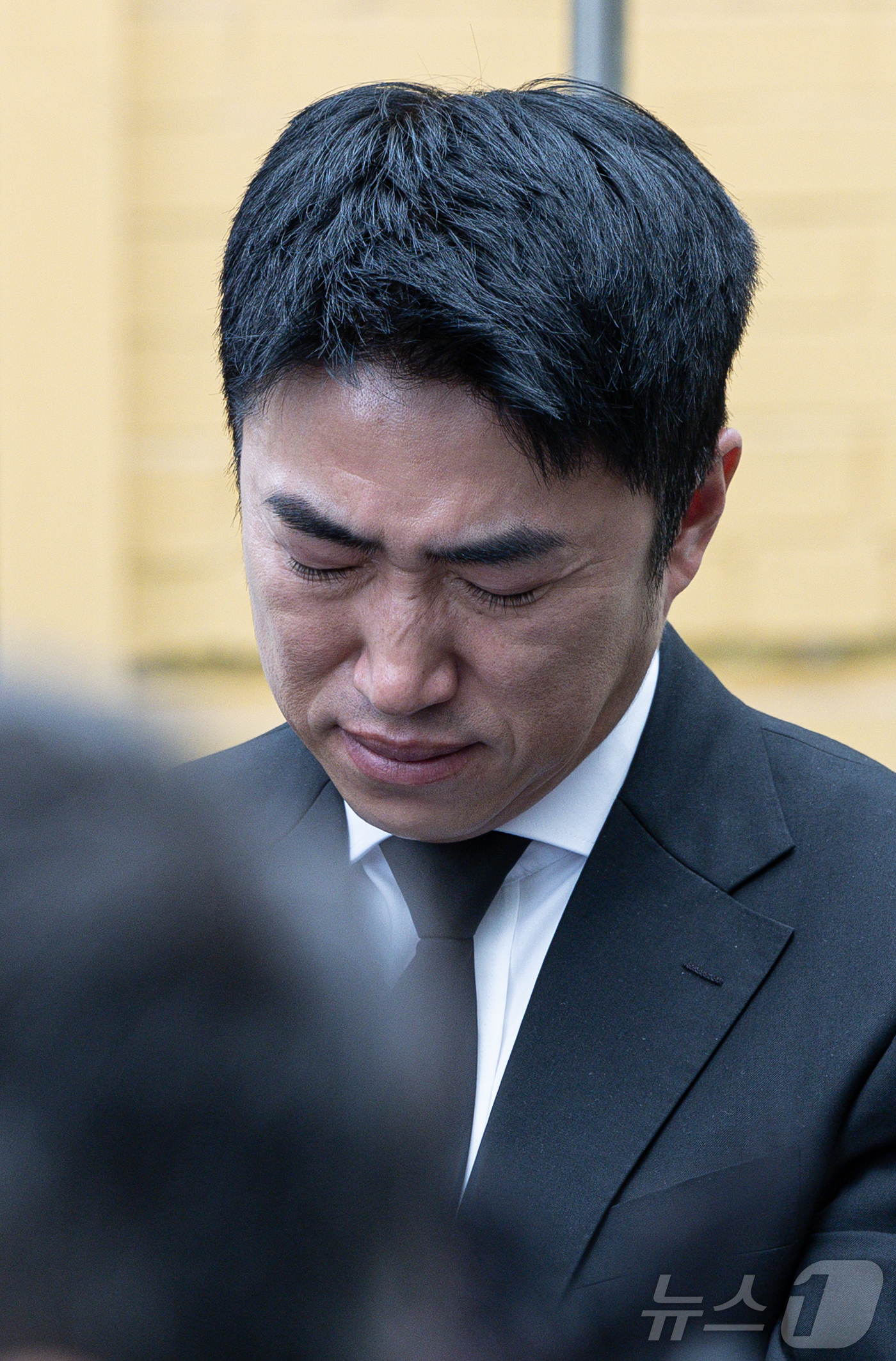 (서울=뉴스1) 이재명 기자 = 개그맨 장동민이 27일 오전 서울 성동구 한양대학교병원 장례식장에서 열린 배우 故 김수미의 발인식에서 고인의 마지막 가는 길을 배웅하고 있다. 20 …