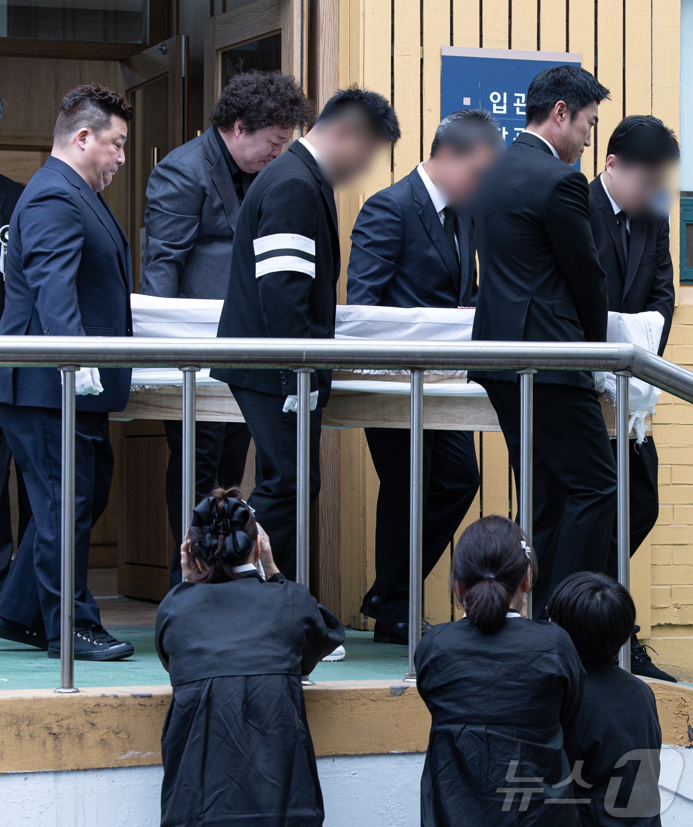 개그맨 장동민과 정준하, 윤정수가 27일 오전 서울 성동구 한양대학교병원 장례식장에서 열린 배우 故 김수미의 발인식에서 고인을 운구하고 있다. 2024.10.27/뉴스1 ⓒ News1 이재명 기자