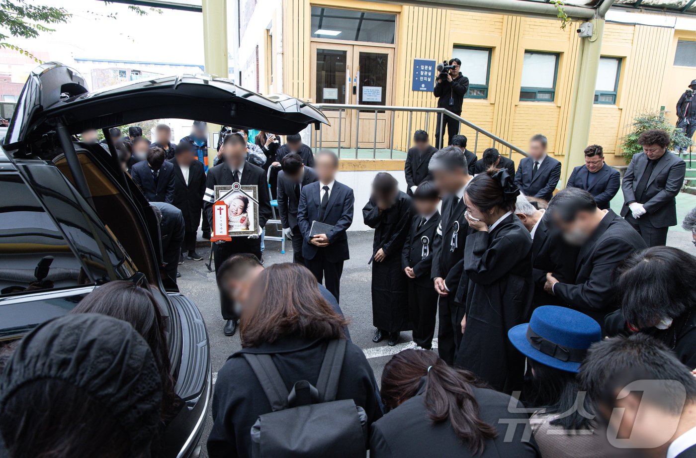 본문 이미지 - 27일 오전 서울 성동구 한양대학교병원 장례식장에서 배우 故 김수미의 발인식이 엄수되고 있다. 2024.10.27/뉴스1 ⓒ News1 이재명 기자