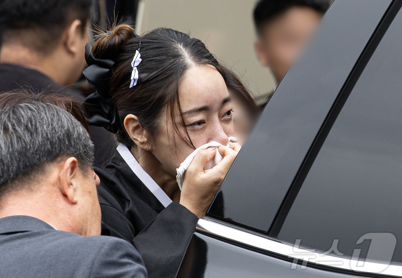 (서울=뉴스1) 이재명 기자 = 故김수미 며느리 서효림이 27일 오전 서울 성동구 한양대학교병원 장례식장에서 열린 배우 故 김수미의 발인식에서 고인의 마지막 가는 길을 배웅하고 있 …