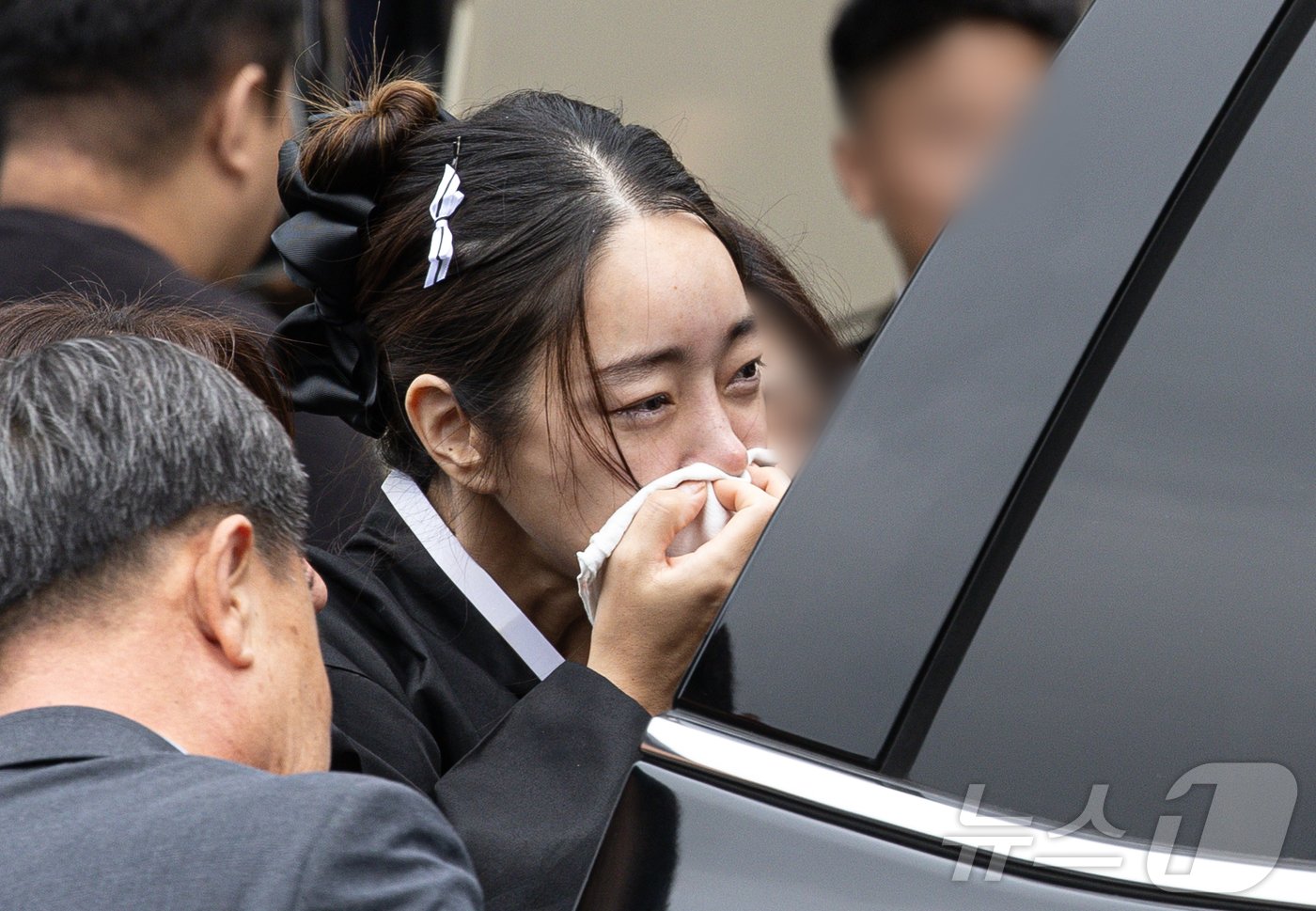 본문 이미지 - 故김수미 며느리 서효림이 27일 오전 서울 성동구 한양대학교병원 장례식장에서 열린 배우 故 김수미의 발인식에서 고인의 마지막 가는 길을 배웅하고 있다. 2024.10.27/뉴스1 ⓒ News1 이재명 기자