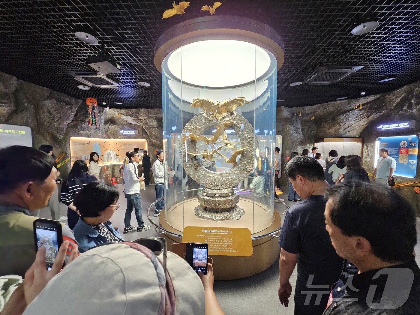 본문 이미지 - 전남 함평 엑스포공원 함평추억공작소 내부의 황금박쥐상.2024.10.27./뉴스1 ⓒ News1 서충섭 기자