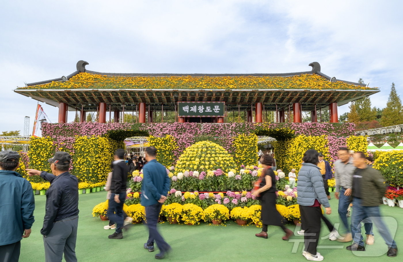 27일 익산 천만송이 국화축제가 열흘간의 축제여정을 마무리한 가운데 백제왕도문 모습&#40;익산시 제공&#41; ⓒ News1 장수인 기자