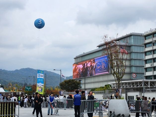 "혼이 쏙 빠질 정도"…광화문 대규모 집회 소음에 시민들 '눈살'