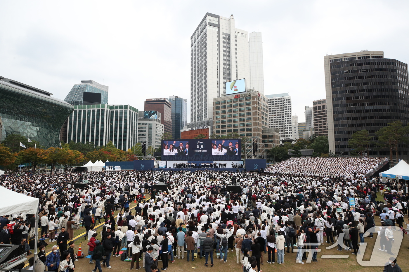 (서울=뉴스1) 오대일 기자 = 27일 오후 서울광장에서 한국교회 200만 연합예배 및 큰 기도회가 열리고 있다.한국교회총연합, 한국장로교총연합회 등 한국 교회 대다수와 120개 …