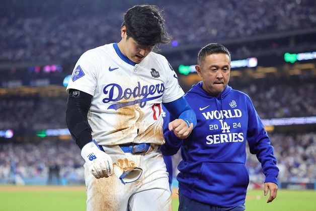 오타니 '어깨 부상' 악재…로버츠 감독 "선발 라인업 복귀 기대"