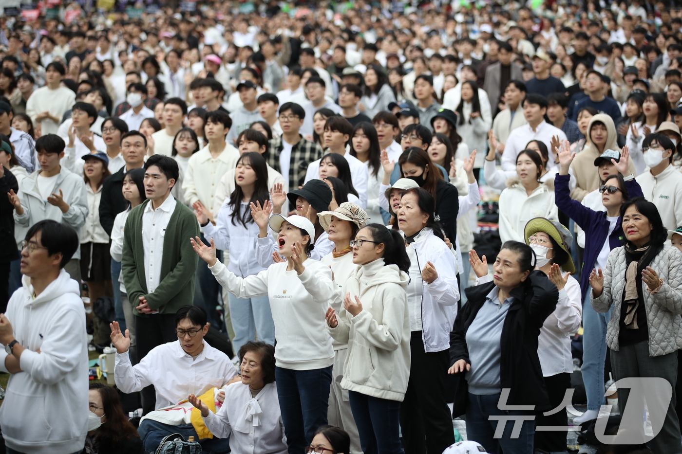 (서울=뉴스1) 오대일 기자 = 27일 오후 서울광장에서 한국교회 200만 연합예배 및 큰 기도회가 열리고 있다.한국교회총연합, 한국장로교총연합회 등 한국 교회 대다수와 120개 …