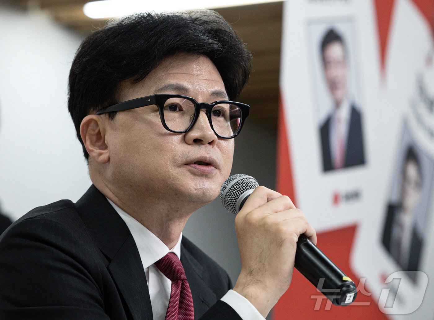 본문 이미지 - 한동훈 국민의힘 대표가 27일 오후 서울 성동구 성수동의 한 건물에서 열린 ‘역면접x국민의힘 2030이 묻고 정당이 답하다’에서 질문에 답변을 하고 있다. 2024.10.27/뉴스1 ⓒ News1 이재명 기자
