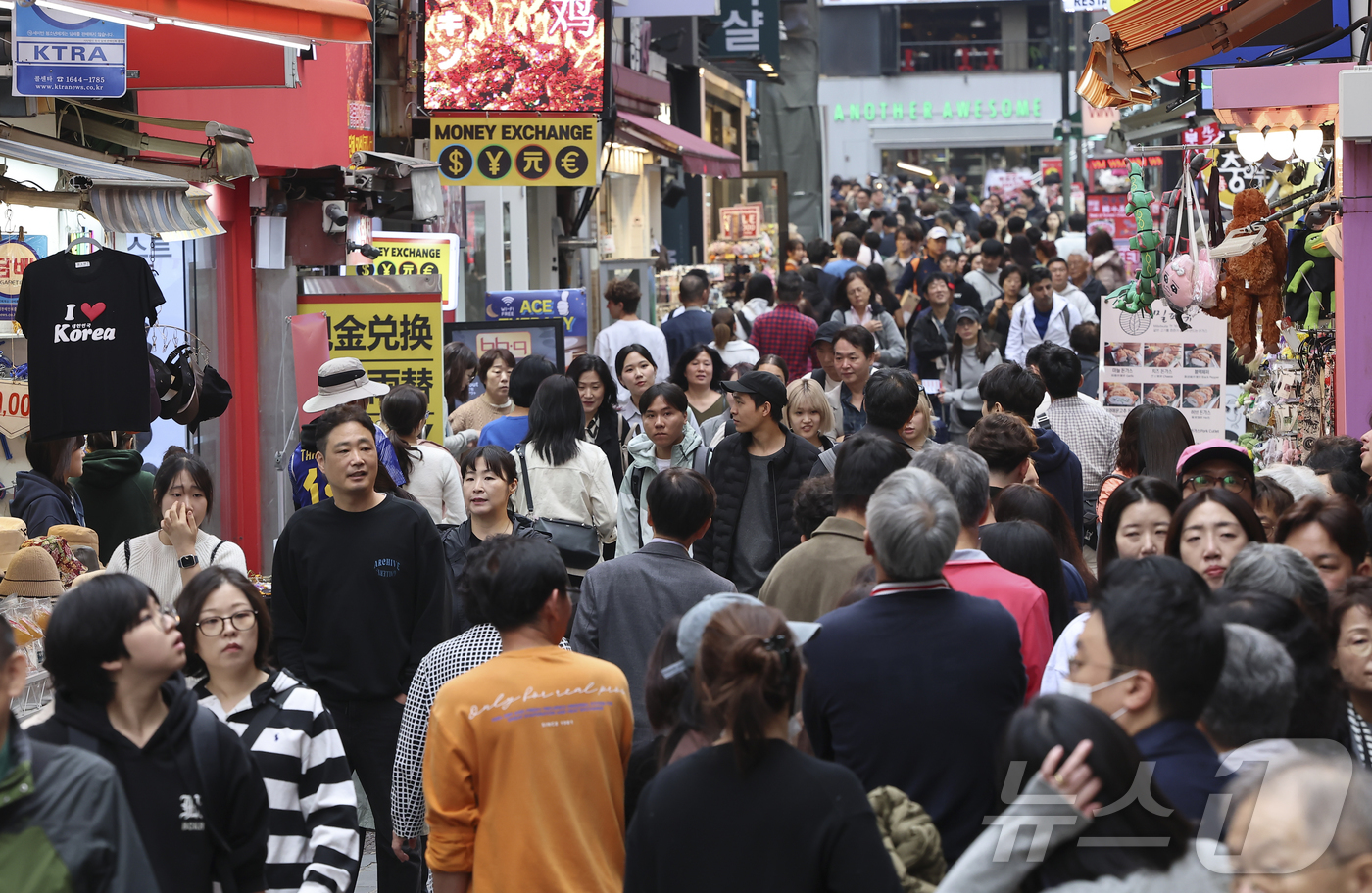 (서울=뉴스1) 김도우 기자 = 27일 서울 중구 명동거리가 외국인 관광객들로 붐비고 있다.코로나19 엔데믹이 끝나면서 지난해 호텔에 묵은 외국인 비중이 2022년과 비교해 2배 …