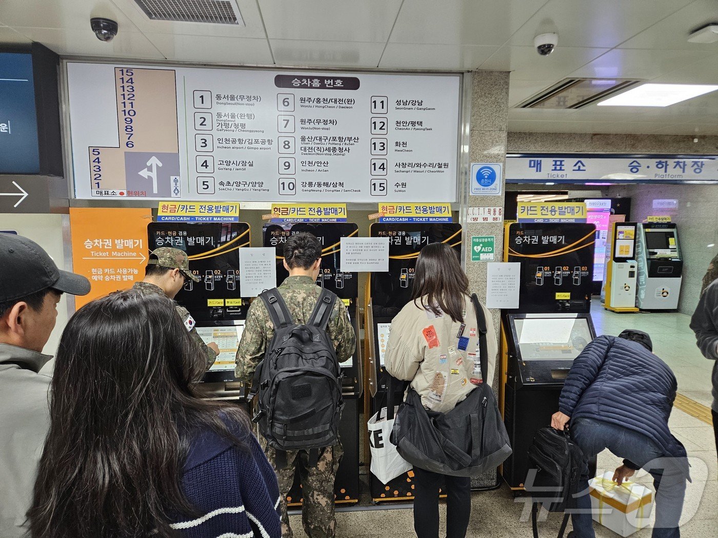 본문 이미지 - 27일 오후 강원 춘천 온의동 춘천시외버스터미널에서 승차권을 발권하려는 시민들이 줄을 서 있다. 2024.10.27 한귀섭 기자