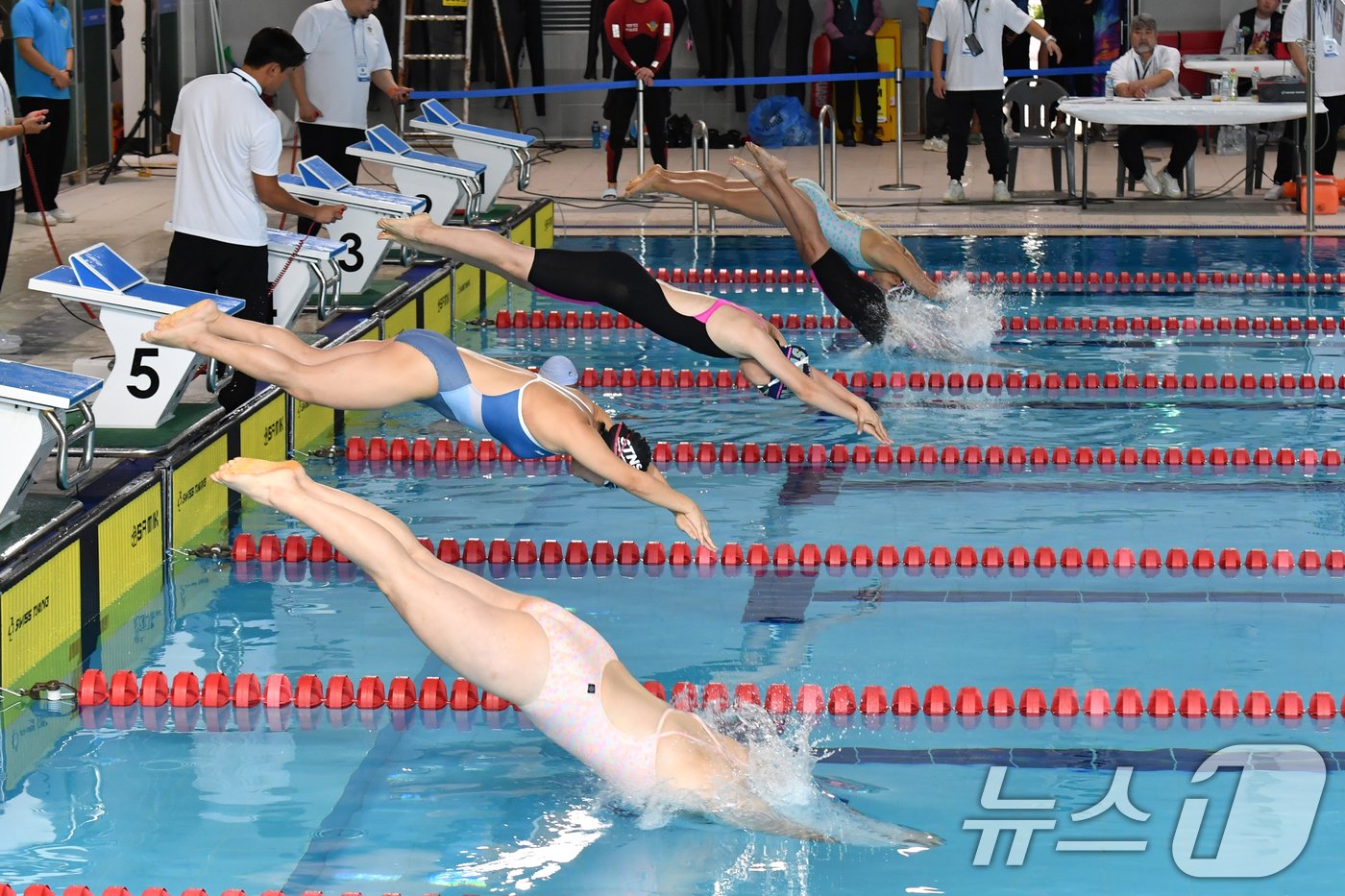 27일 경불 포항시 실내체육관에서 열린 2024 제1회 수상구조사 대회에서 100m 장애물 수영 종목에 출전한 여자 선수들이 출발 신호에 맞춰 힘차게 출발하고 있다.2024.10.27/뉴스1 ⓒ News1 최창호 기자